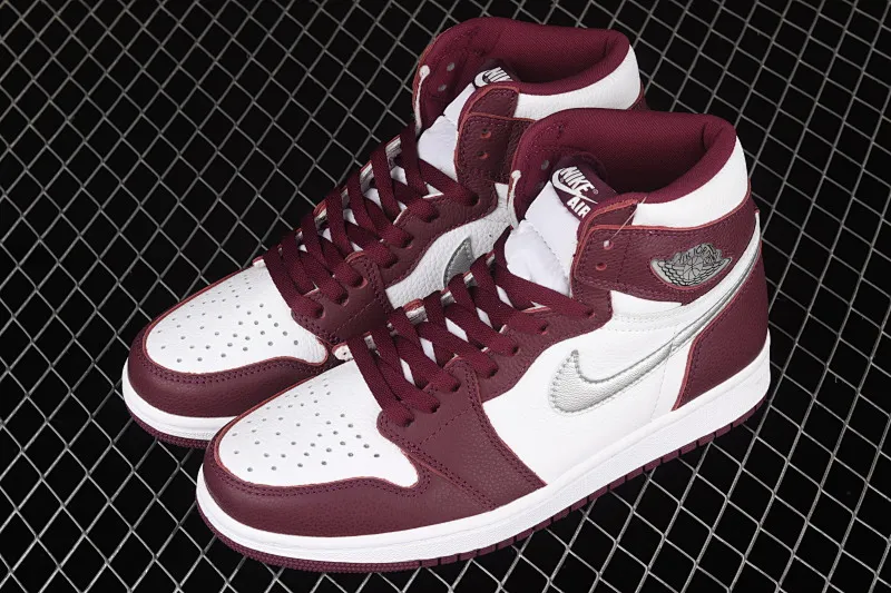 All categories Air Jordan Jordan series basketball shoes Air Jordan 1 High L version Air Jordan 1 Retro High OG "Bordeaux" AJ1 Joe 1 Bordeaux Burgundy high-top basketball shoes 555088-611